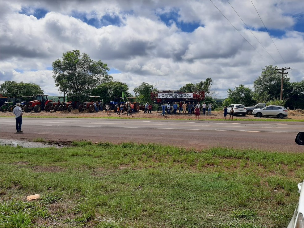 Produtores rurais também se reuniram no distrito de Gardênia, em Rancharia — Foto: Polícia Rodoviária
