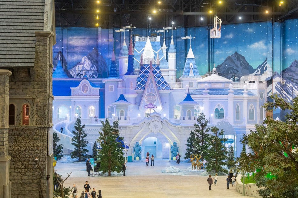 Umas das atrações do parque é o Castelo da Rainha da Neve, além de visitar o público pode interagir com os personagens da atração — Foto: Divulgação/ Dream Island