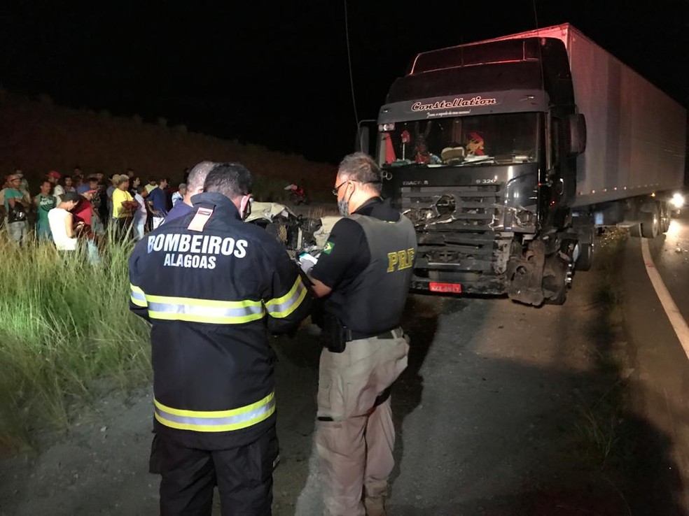 Caminhão que seguia na rodovia BR-101, Alagoas, bateu em um Gol — Foto: PRF