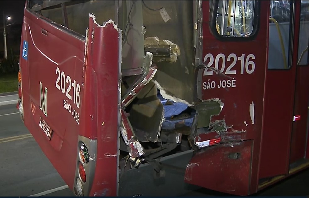 Quatro pessoas ficam feridas em acidente entre ônibus e trem em Pinhais — Foto: Reprodução/RPC