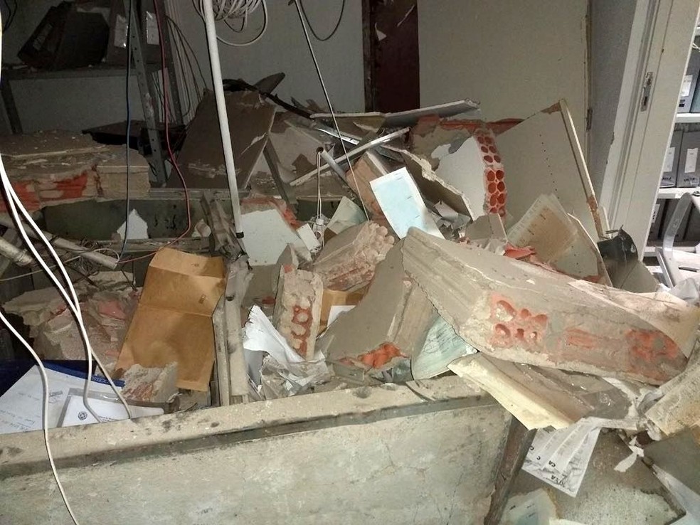Imagem mostra como ficou agência após ação criminosa — Foto: Reprodução/EPTV