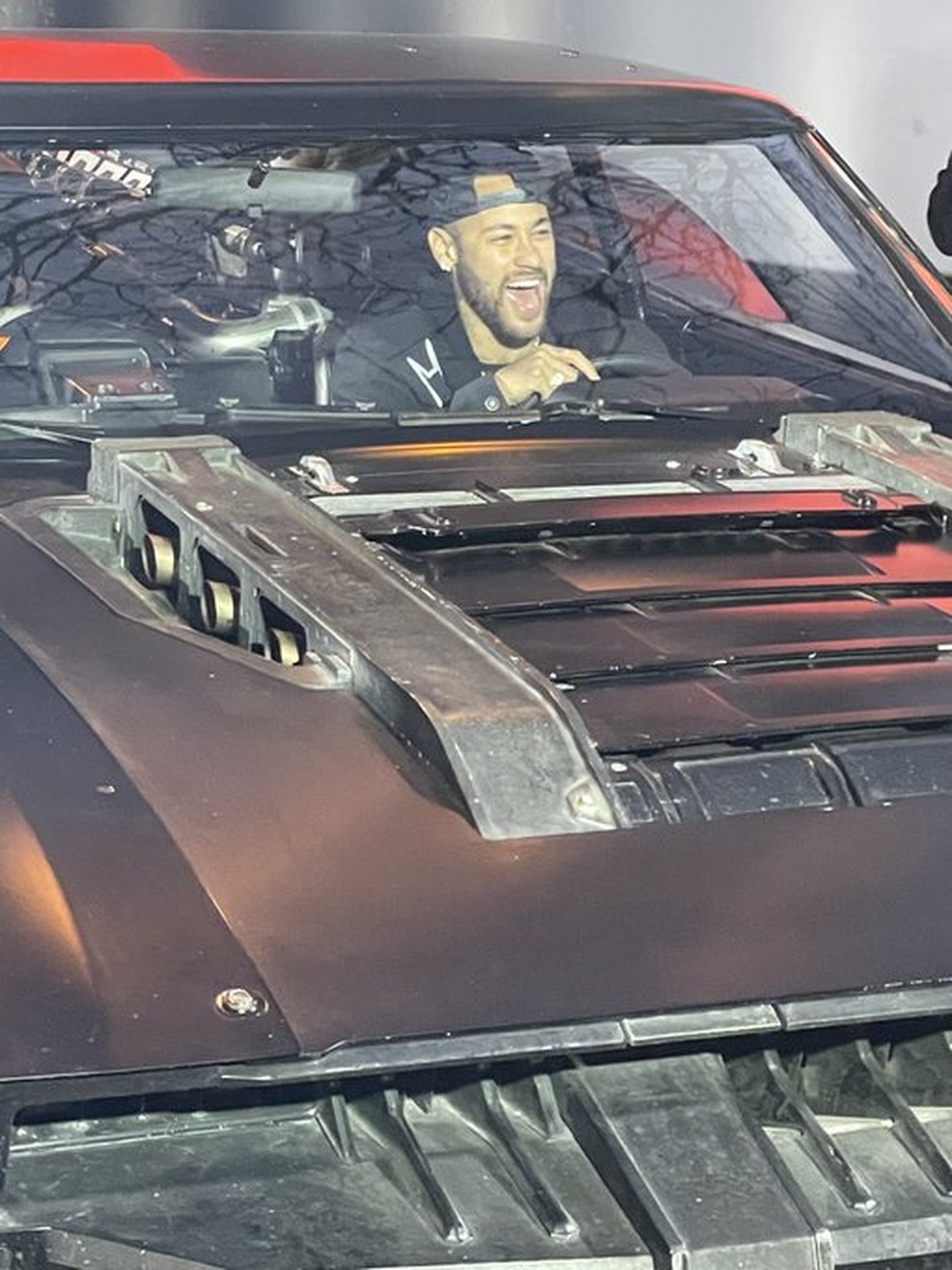 Neymar posa no Batmvel, em Paris  Foto: Twitter/Matt Reeves