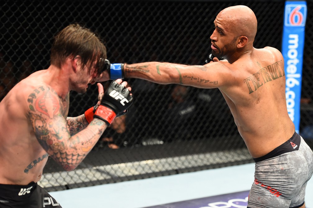 Mike Jackson (dir.) acerta um golpe em CM Punk no UFC 225 (Foto: Getty Images)