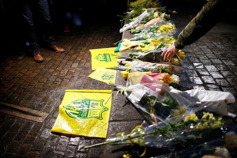 Fãs deixam flores no centro de Nantes em homenagem a Emiliano Sala  — Foto: Stephane Mahe / Reuters