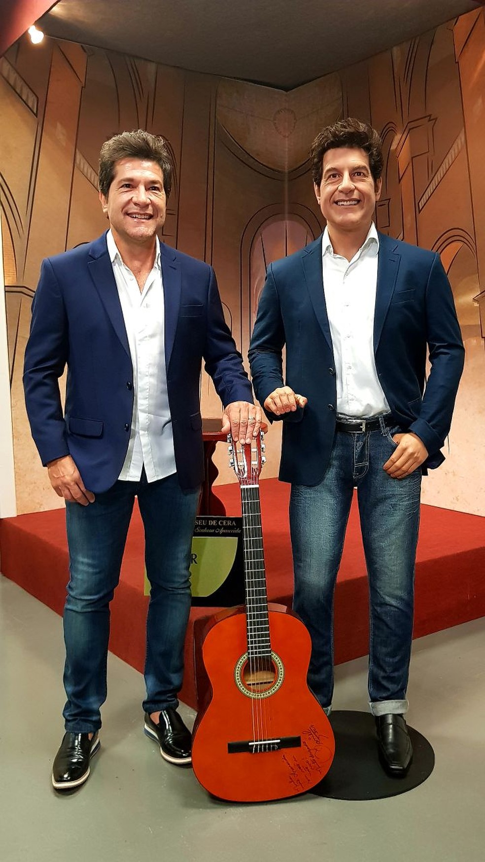 Daniel faz foto ao lado da est&Atilde;&iexcl;tua de cera que ganhou (Foto: Wilson Silvaston/Divulga&Atilde;&sect;&Atilde;&pound;o)