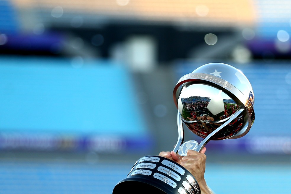 Taça Troféu Copa Sul-Americana — Foto: Ernesto Ryan/Getty Images