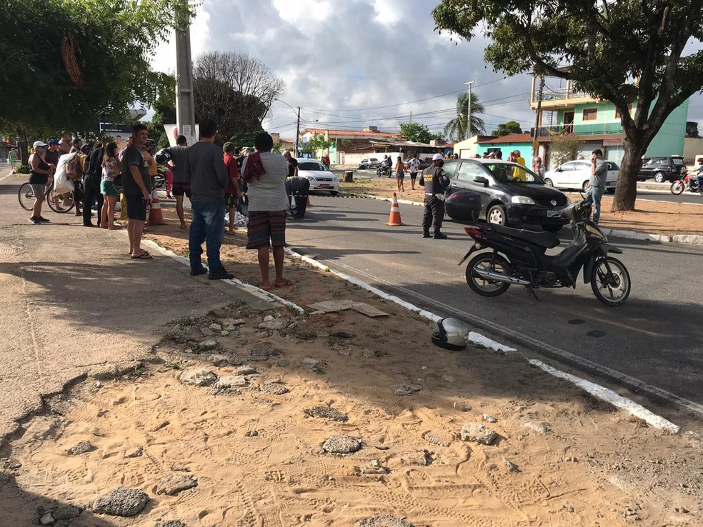 Motociclista morre após bater em poste em uma das principais avenidas da zona Norte de Natal — Foto: Ayrton Freire/Inter TV Cabugi