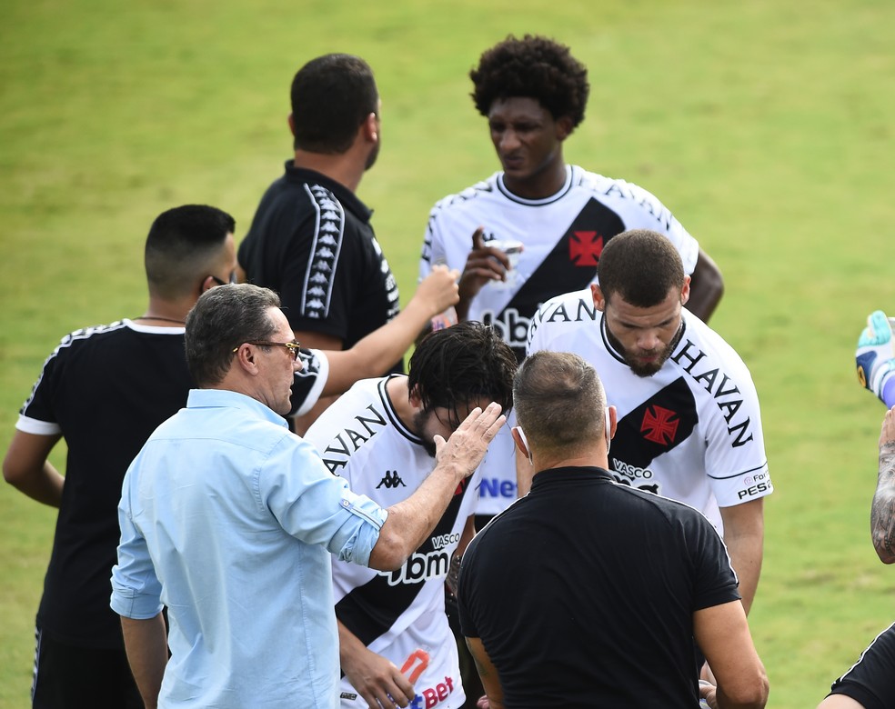 Luxemburgo vem tentando encontrar a melhor forma��o, mas time n�o tem correspondido em campo � Foto: Andr� Dur�o