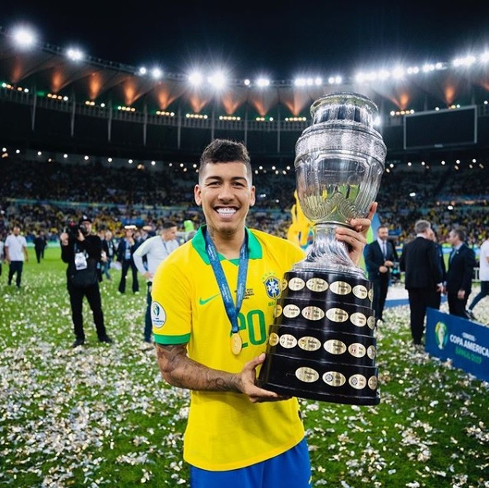 Firmino com a taça  e medalha da Copa América conquistada em 2019 — Foto: Reprodução Instagram