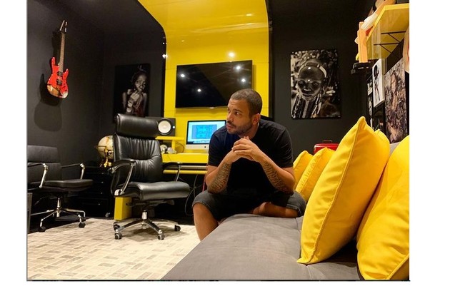 O estúdio do rapper também é um de seus cantinhos favoritos na mansão (Foto: Reprodução/Instagram)