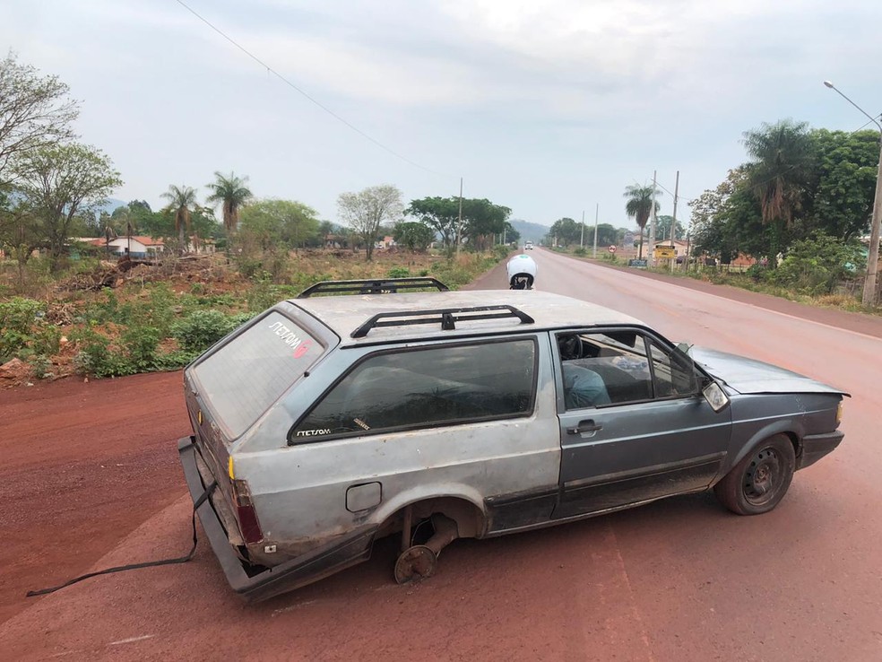 Carro com três rodas foi levado para o pátio da Receita Federal, em Corumbá (MS). — Foto: Lucas Lélis/TV Morena