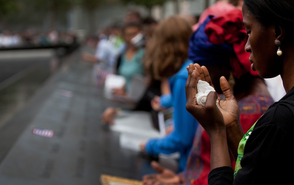 Famílias visitam e vão ao encontro dos nomes de parentes mortos no memorial para as vítimas do 11 de setembro (Foto: Todd Heisler)