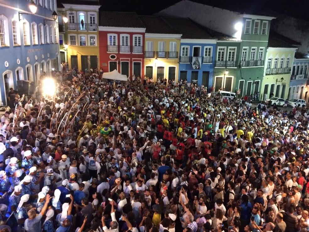 Dezenas de pessoas participam de ato em homenagem a Moa do Katendê no Pelourinho — Foto: Giana Matiazzi/TV Bahia 