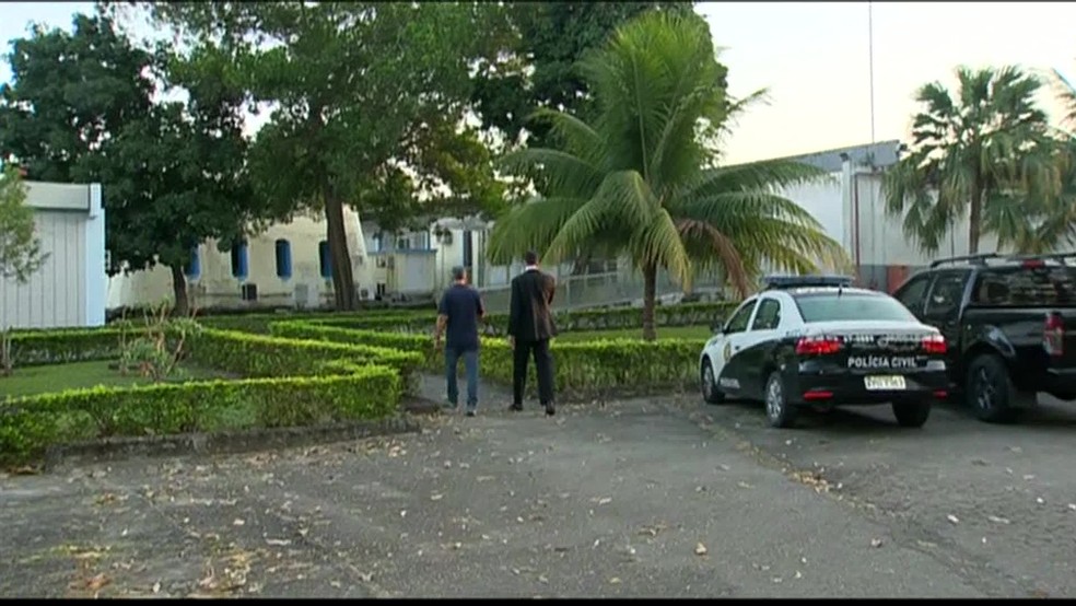 Agentes cumprem mandados de busca e apreensÃ£o na FundaÃ§Ã£o BioRio, na Cidade UniversitÃ¡ria, Ilha do FundÃ£o (Foto: ReproduÃ§Ã£o / TV Globo)