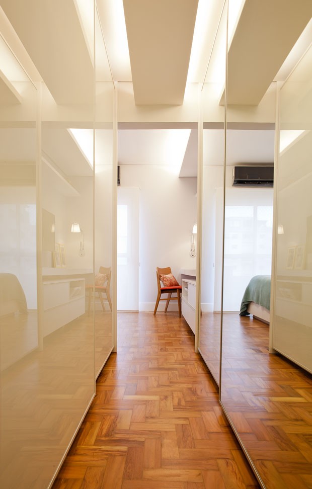 O corredor foi transformado em um closet amplo com portas em vidro laminado e espelhos (Foto: André Santana/Divulgação)