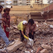 Moradores evacuados retornaram buscam itens pessoais depois da implosão do Palace II — Foto: Cezar Loureiro / Agência O Globo 