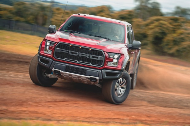 Raptor é como um enorme carro de rali, basta um pouco de acelerador para colocar ela de lado (Foto: Fabio Aro/Autoesporte) Raptor é como um enorme carro de rali, basta um pouco de acelerador para colocar ela de lado (Foto: Fabio Aro/Autoesporte)