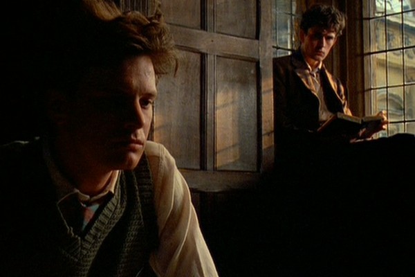 Colin Firth e Rupert Everett em cena de Memórias de um Espião (1984) (Foto: Reprodução)