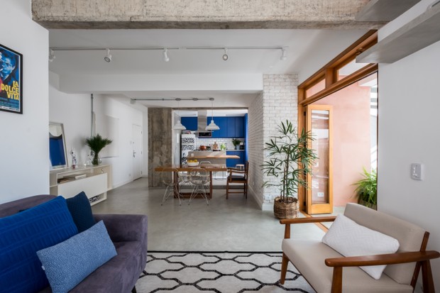 Apartamento de 120 m² tem cara de casa e clima descontraído  (Foto: FOTOS NATHALIE ARTAXO)