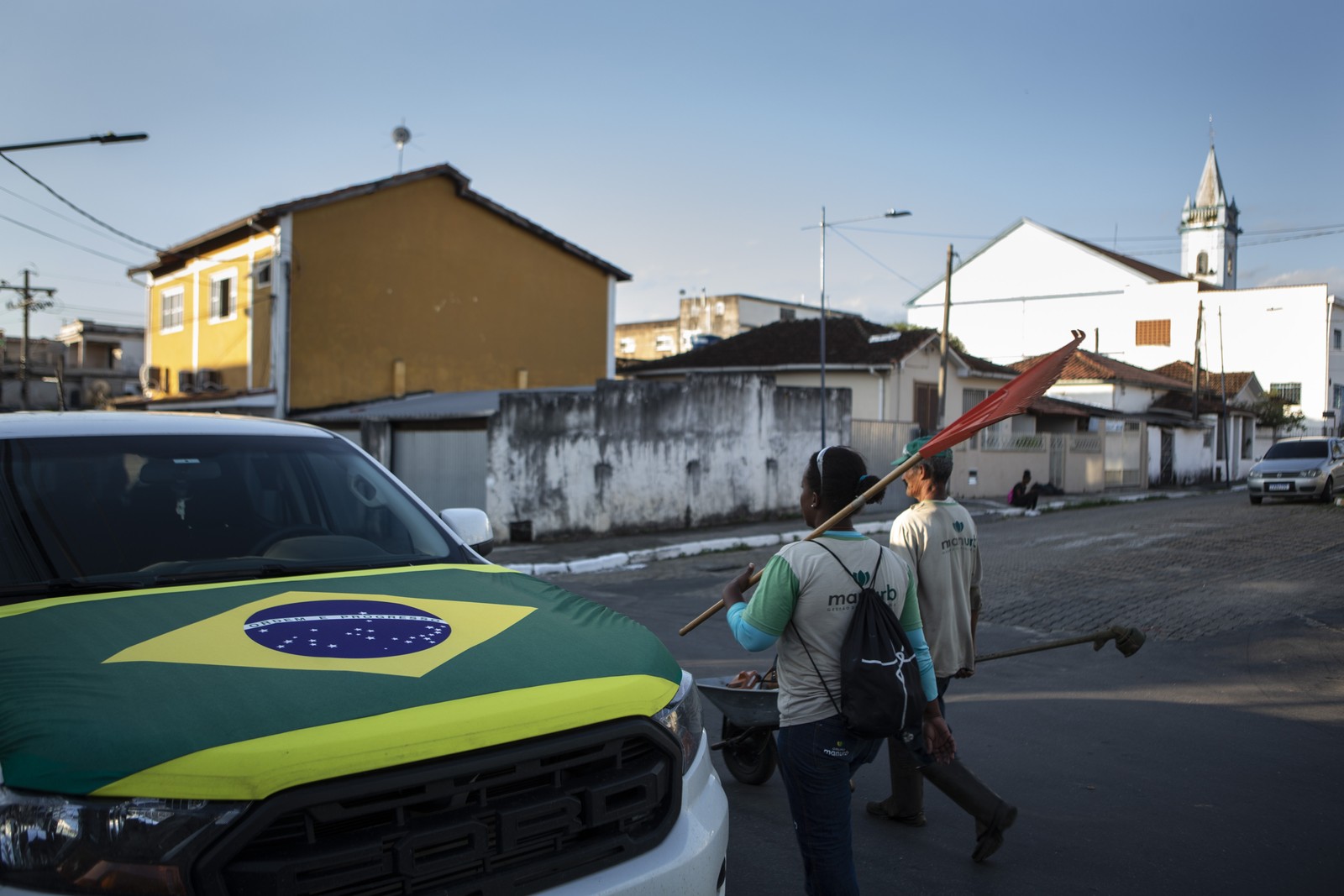 Em Quatis, que tem 10 mil eleitores, carros exibem bandeiras do Brasil e apoio a Bolsonaro — Foto: Alexandre Cassiano/Agência O Globo