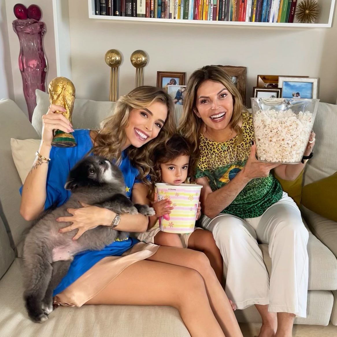 Carol Dias com a sogra, mãe de Kaká, e a filha — Foto: Reprodução do Instagram