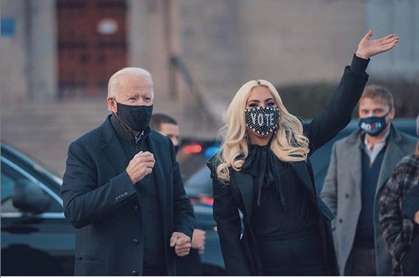 Uma foto compartilhada pela cantora Lady Gaga no Instagram mostrando sua chegada ao lado de Joe Biden em um comício do político democrata (Foto: Instagram)