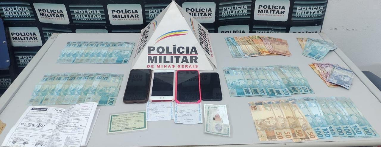 Polícia Militar prende quatro pessoas e apreende dinheiro, celulares, carro e documentos em Pará de Minas 