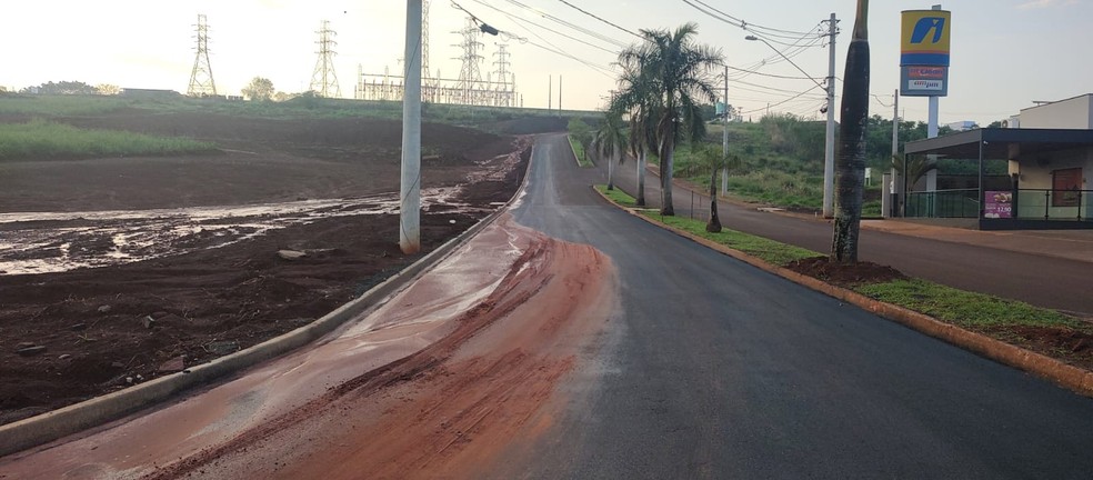 Via pública de Barra Bonita com barro após forte chuva — Foto: Luiz Sabino / Reclame Aqui Barra Bonita e Igaraçu do Tietê