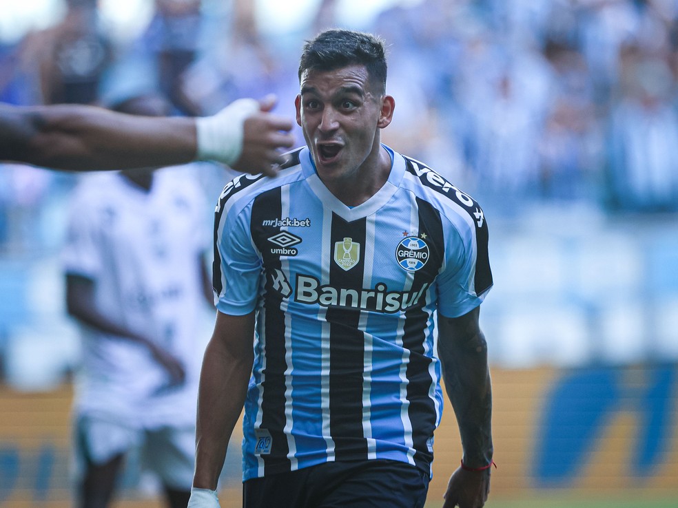 Franco Cristaldo comemora gol pelo Grêmio — Foto: Agif