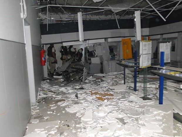 Caixa eletrônico explodido em Jaguaquara, na Bahia (Foto: Marcos Fram/ Blog Marcos Fram.com)