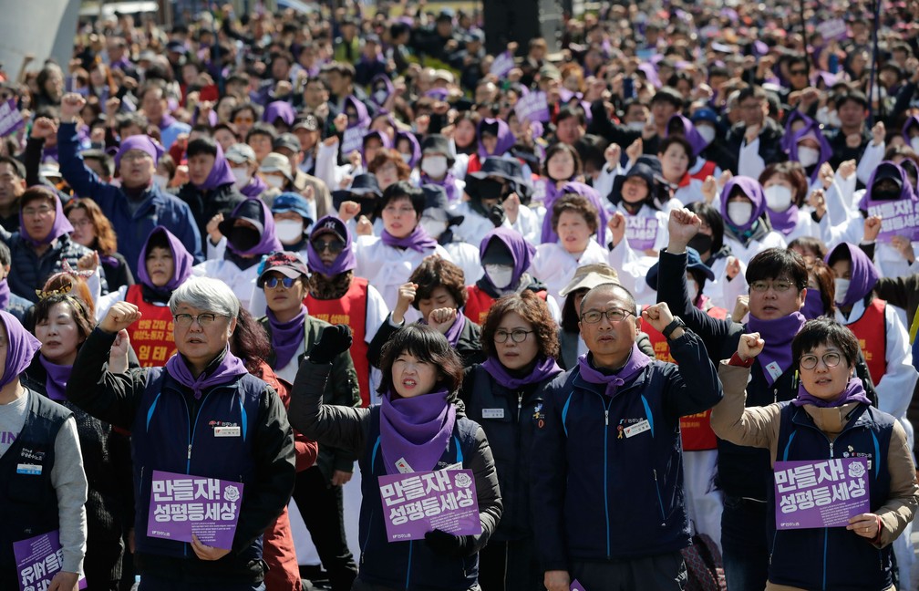 Trabalhadoras participam de manifestação em Seul, na Coreia do Sul, nesta sexta-feira (8), Dia da Mulher  — Foto: Lee Jin-man/AP