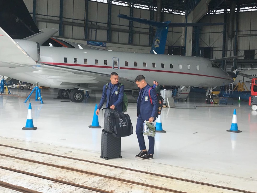 Coutinho e Jesus no desembarque da Seleção em Londres (Foto: Guilherme Oliveira)