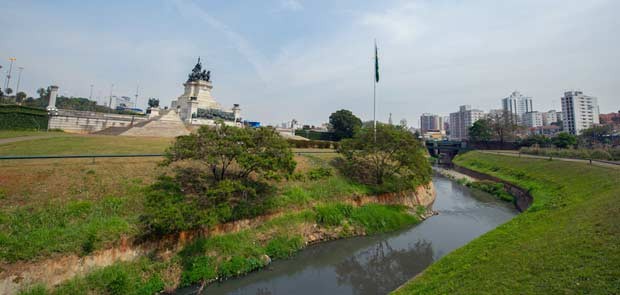 Trecho do rio em frente ao monumento (Foto: Flávio Moraes/G1)
