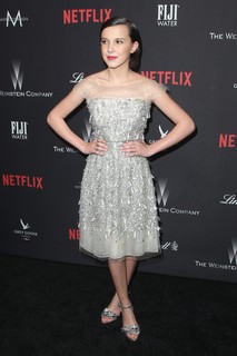 Combinando o vestido com a sandália, tudo em tons de prata, na festa da Netflix pós-Golden Globe 