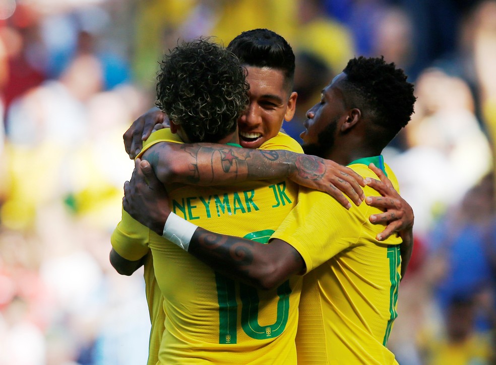 Fred com Neymar e Firmino, os autores dos gols contra a Croácia (Foto: Andrew Yates / Reuters)