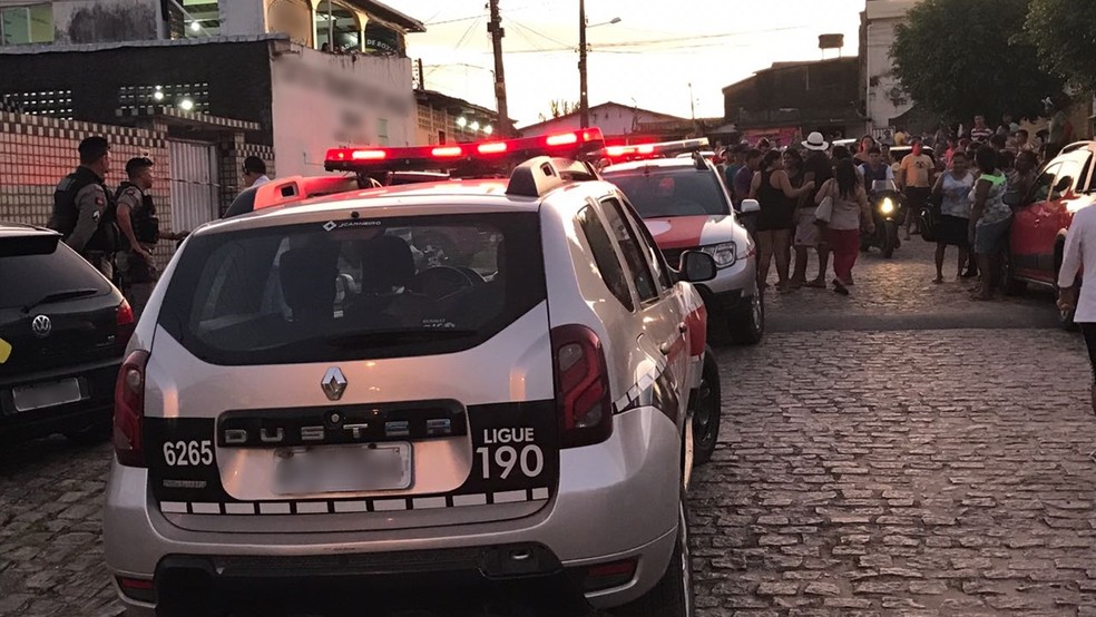 Pai e filho foram esfaqueados enquanto realizavam serviÃ§o de alvenaria, na tarde da terÃ§a-feira (12), em JoÃ£o Pessoa (Foto: Walter Paparazzo/G1)