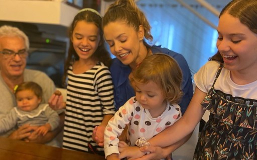'Vódrasta', Bianca Rinaldi festeja aniversário com netas postiças e filhas gêmeas