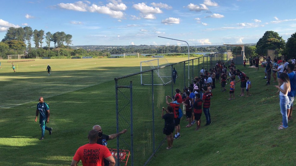 Torcedores do Flamengo acompanham treino no CT do Brasiliense — Foto: Sofia Miranda