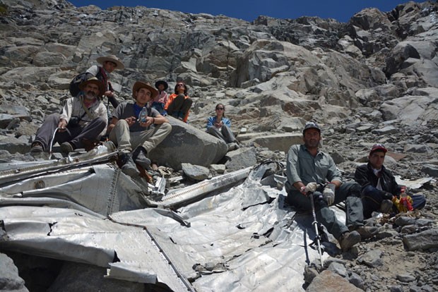 Foto de 26 de janeiro mostra grupo de alpinistas chilenos com o que eles dizem ser os destroços de um avião que caiu nos Andes há 54 anos (Foto: Leonardo Albornoz/AP)