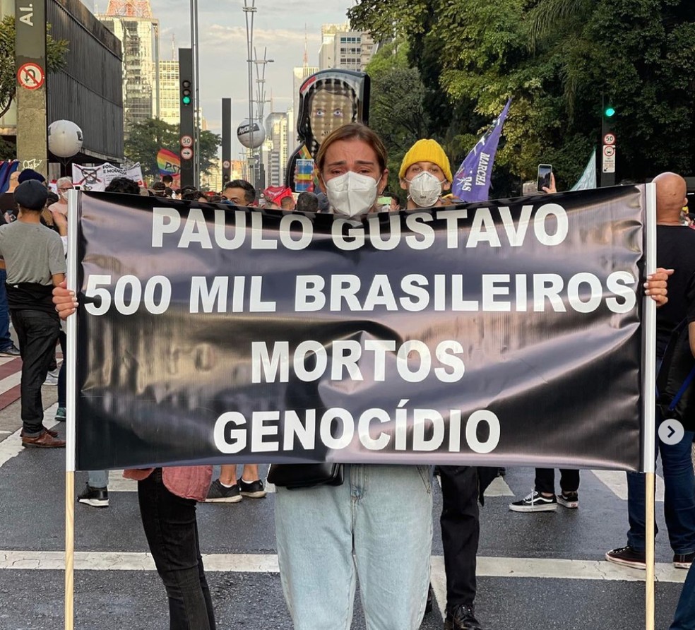 Atriz Monica Martelli protesta contra Bolsonaro na Avenida Paulista — Foto: Reprodução/Instagram