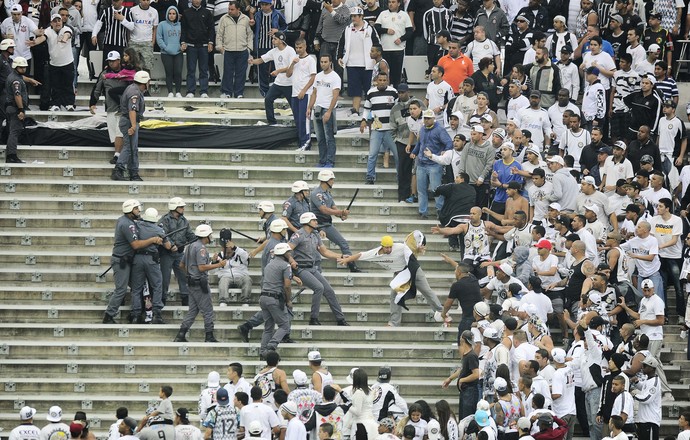 Briga na torcida do Corinthians (Foto: Marcos Ribolli)