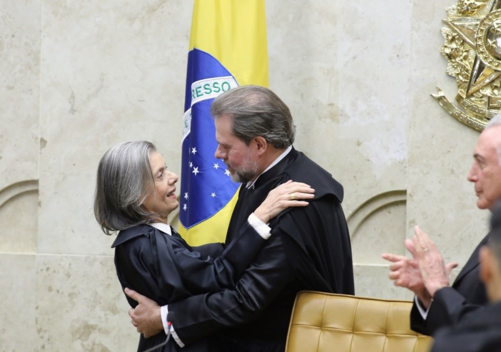 Ministra Cármen Lúcia cumprimenta o sucessor, Dias Toffoli, novo presidente do STF — Foto: Flickr/CNJ