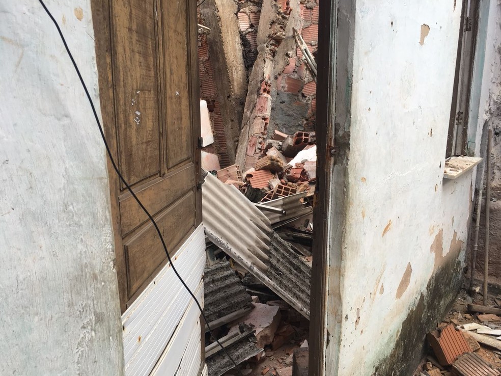 estrutura caiu na parte interior do im&oacute;vel (Foto: Cl&eacute;riston Santana/ TV  Bahia)