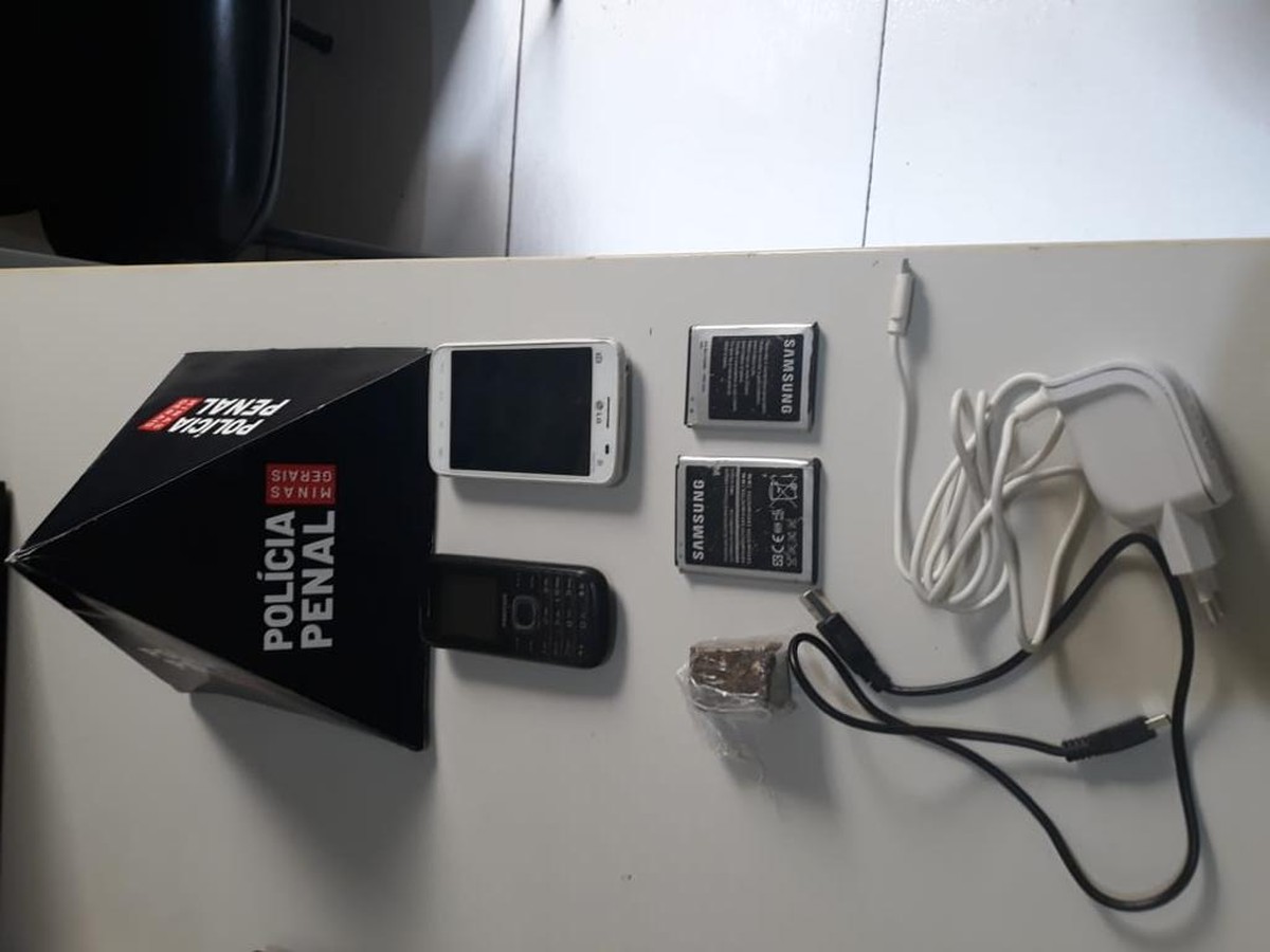 Policiais penais apreendem celulares, carregadores e porção de maconha no pátio de presídio, em Montes Claros