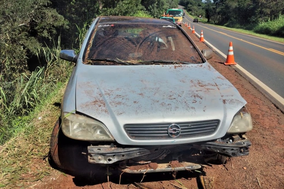 Carro que caiu em ribanceira em Itaí teve danos estruturais — Foto: Polícia Rodoviária/Divulgação