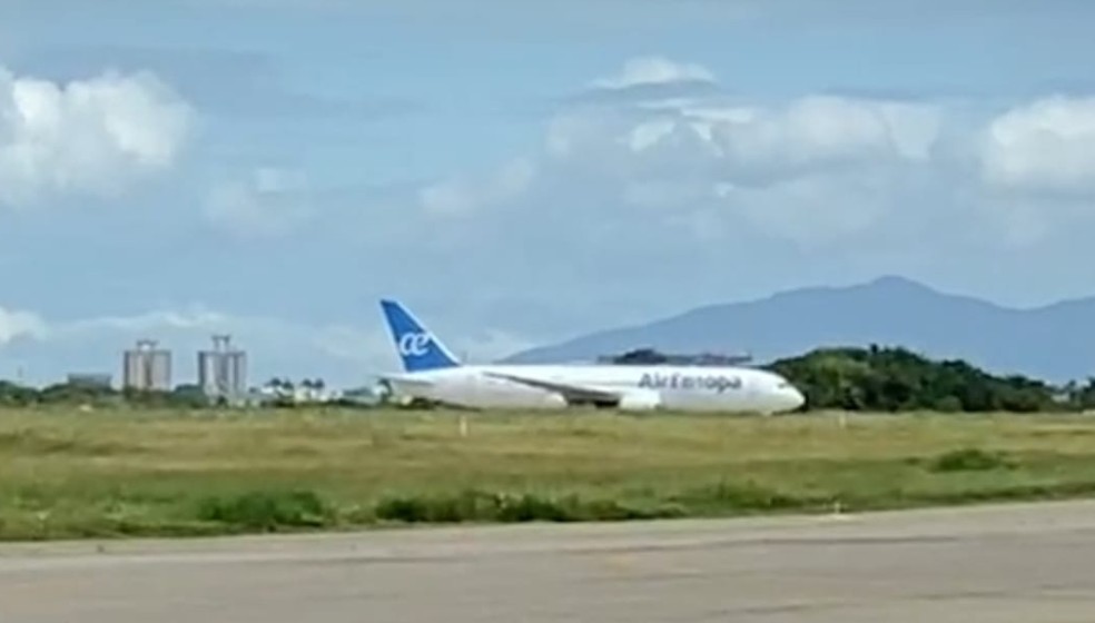 Avião da empresa aérea da EuroAir na pista do Aeroporto de Fortaleza.  — Foto: Reprodução
