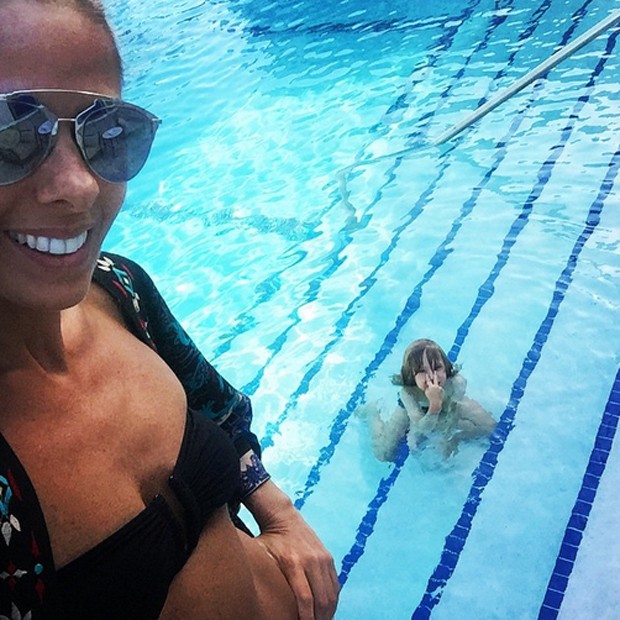Adriane Galisteu posta foto com o filho na piscina (Foto: Reprodução/Instagram)