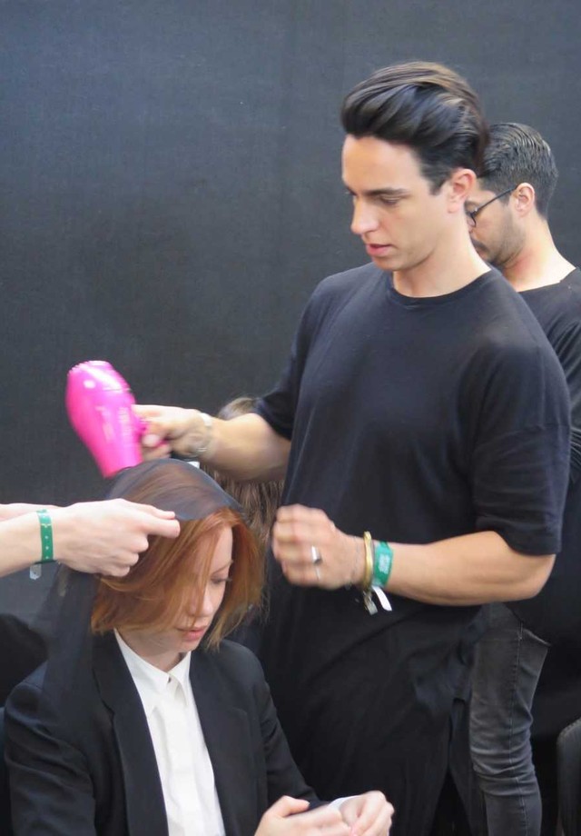 Ricardo Rodrigues usa a rede para secar o cabelo das modelos  (Foto: Divulgação)