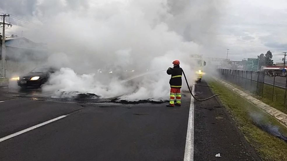 Trecho da BR-277, em Sâo José dos Pinhais, foi liberado por volta das 17h30, após protesto contra morte de motociclista — Foto: Malu Mazza/RPC