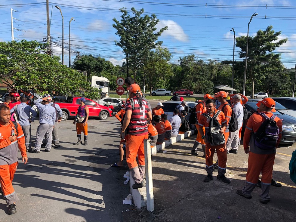 Agentes de coleta de lixo paralisam atividades para cobrar direitos trabalhistas e segurança em Manaus — Foto: Matheus Castro/g1 AM
